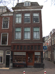 819775 Gezicht op de voorgevel van het pand Nieuwegracht 125 (Bakkerij Moolenbeek) te Utrecht.N.B. Al in het begin van ...